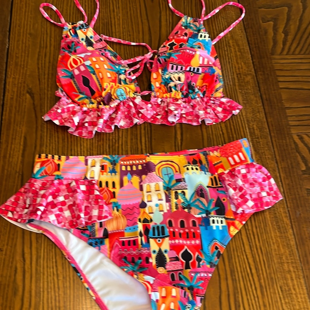 SPORLIKE RUFFLE TOP/ HIGH WAIST  BOTTOMS/ BIKINI. NWT. SIZE LARGE.